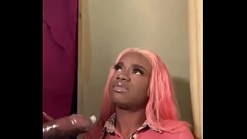 Romanca excitaticul rau de gagicul ei isi da drumu pe pula lui