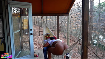 Vaginul umed al fetei are parte de o masinarie de futut