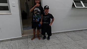 Se dezbraca incet si au tartele mari