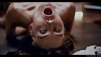 Fata care isi baga frisca in cur